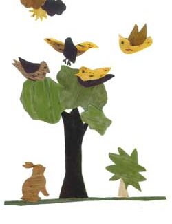 Kat kijkt naar vogels in de boom