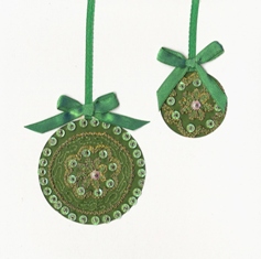 Twee kerstballen, groen